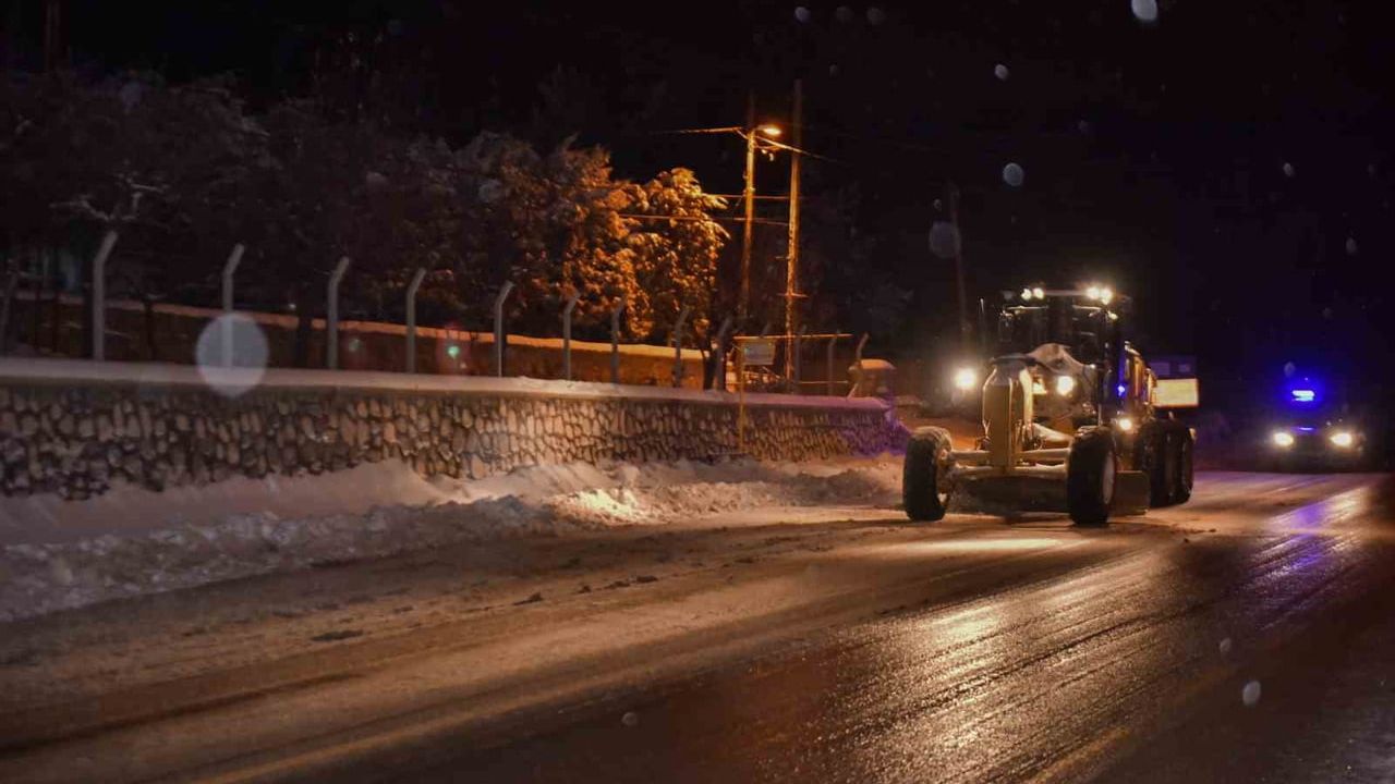 Bursa'da Karla Mücadele: 145 Mahallenin Yolu Açıldı