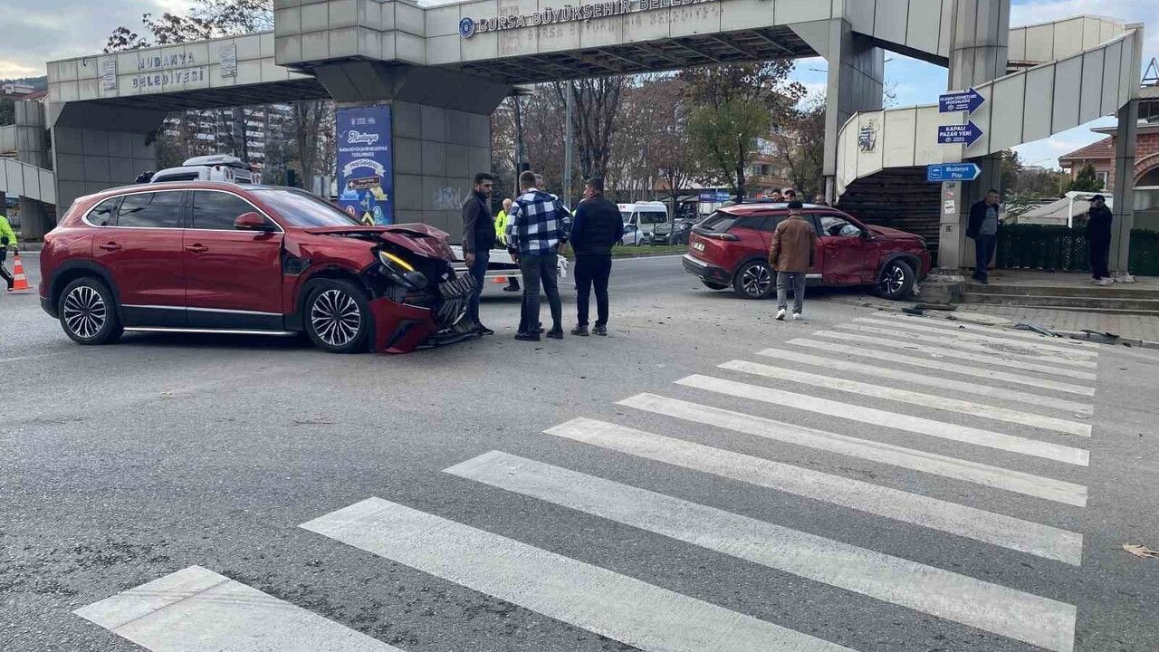 Bursa'da Kavşakta Feci Kaza: 5 Yaralı