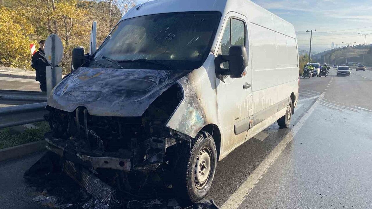 Bursa'da Minibüs Yangını: BUSKİ'nin Hızlı Müdahalesi