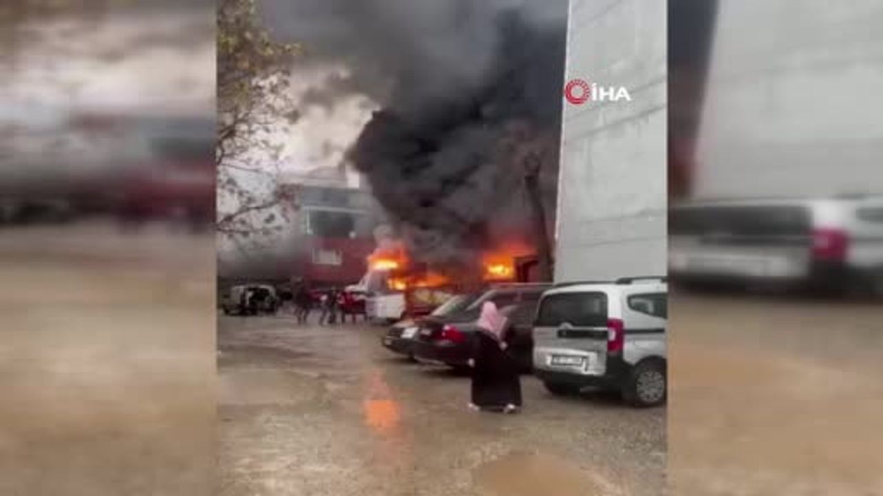Bursa'da Park Halindeki Midibüste Yangın: Otomobile Sıçradı