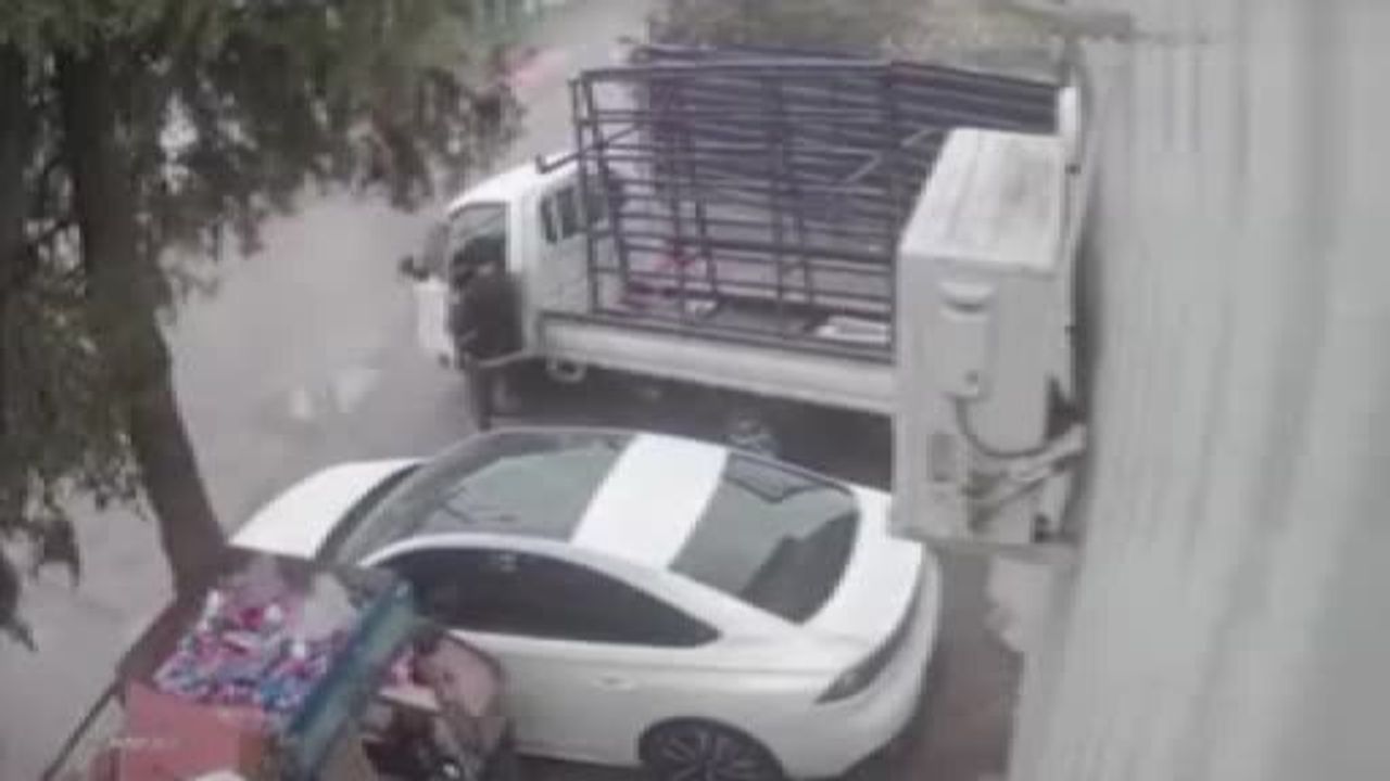 Bursa'da Scooter Sürücüsüne Kamyonet Çarpması