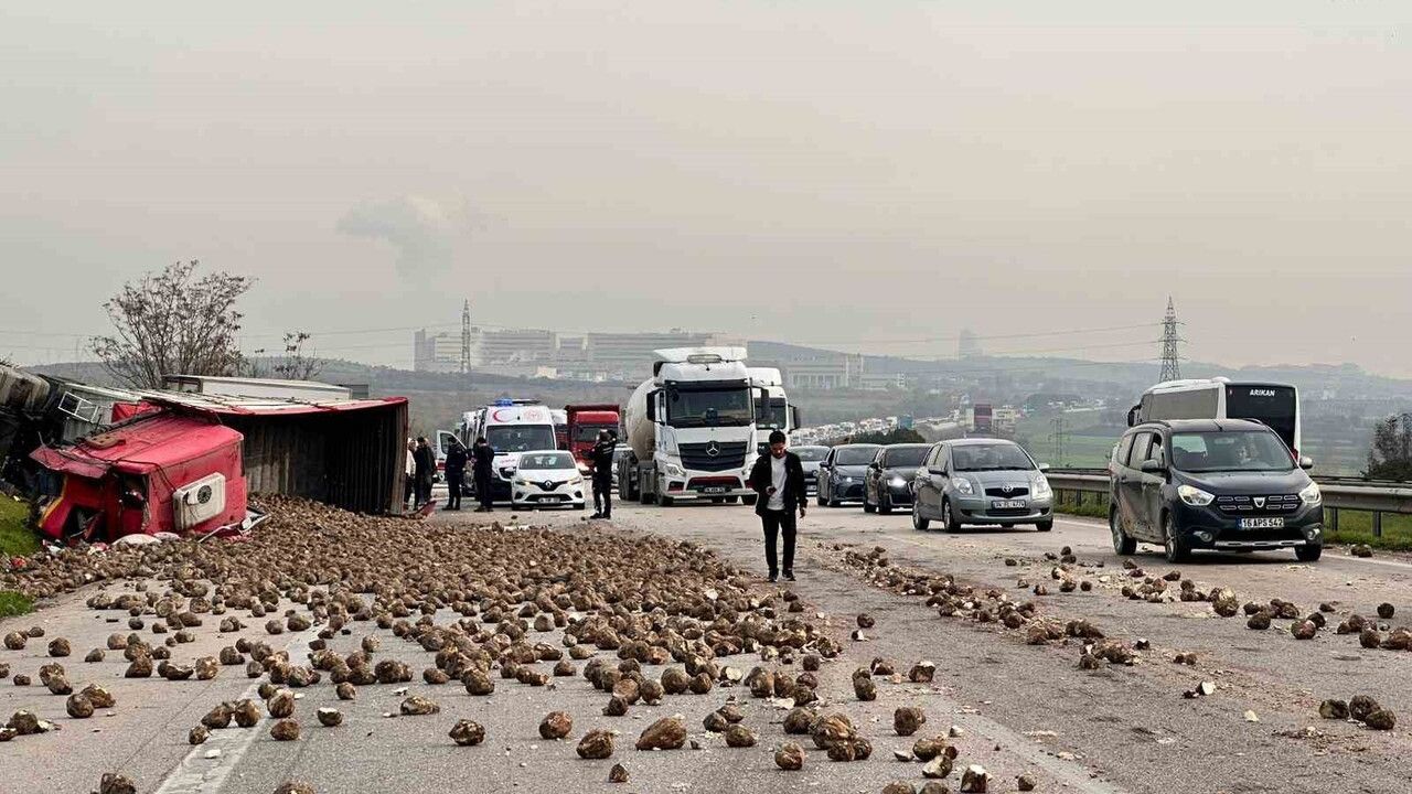 Bursa'da Şeker Pancarı Yüklü Tır Kazası: 1 Ağır, 5 Yaralı