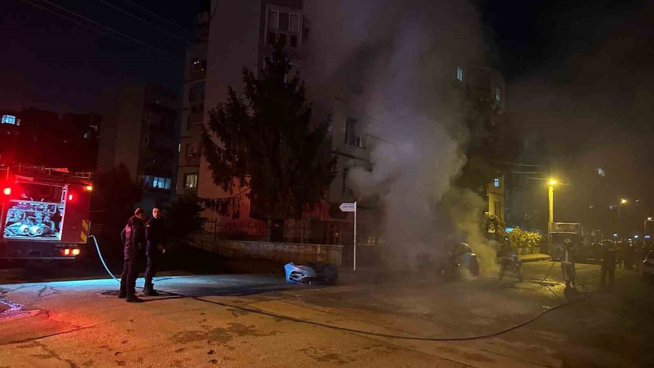 Bursa'da Seyir Halindeki Elektrikli Otomobil Alev Aldı