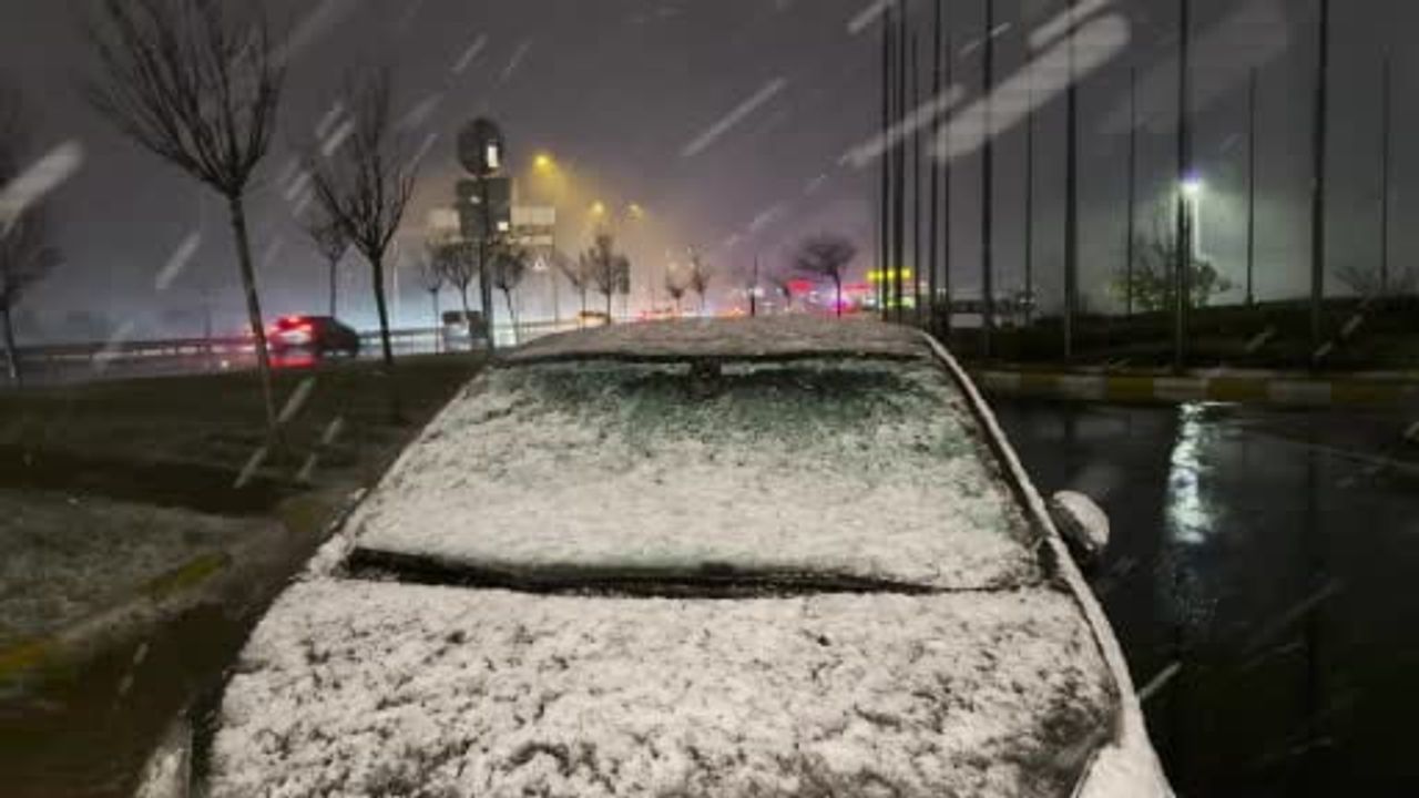 Büyükçekmece'de Kar Yağışı Araçları Beyaza Bürüdü