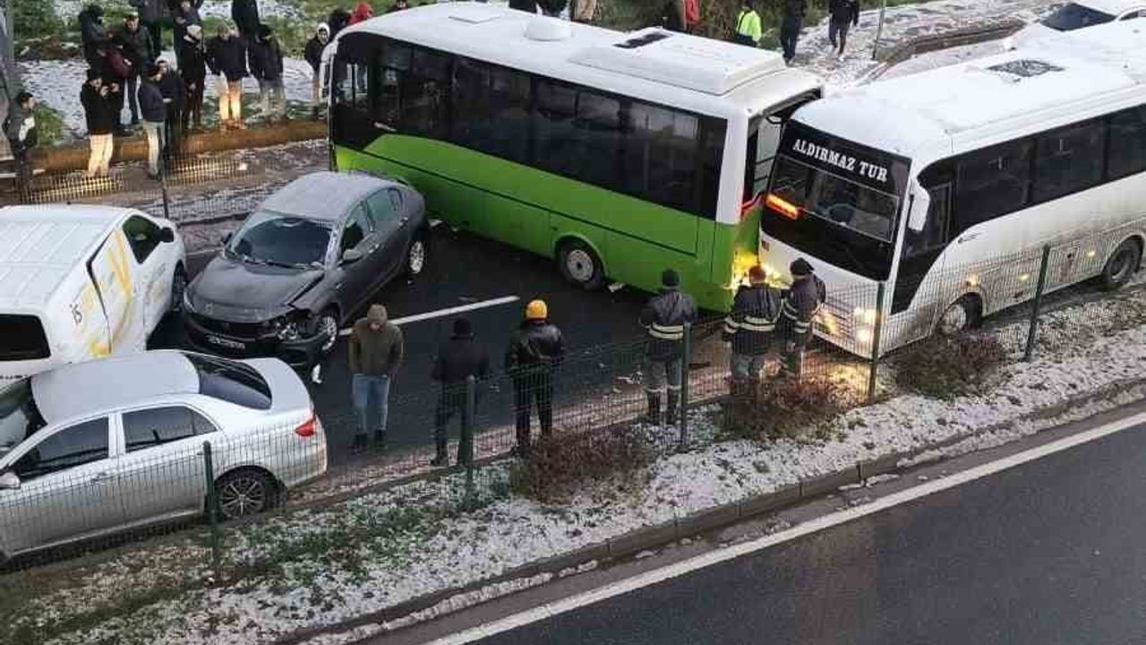 Buzlanma Zincirleme Trafik Kazasına Yol Açtı