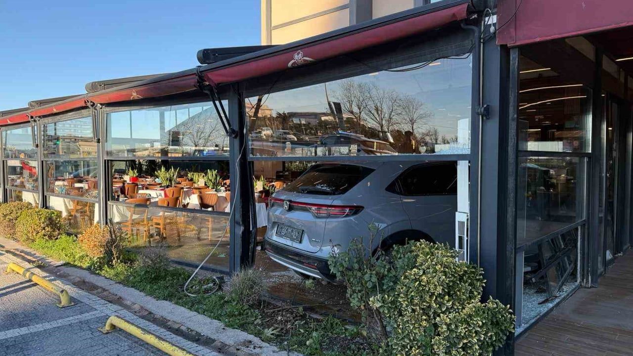 Cahit Berkay'ın Restorana Araçla Girişi: Olay Anı ve İzlenimler