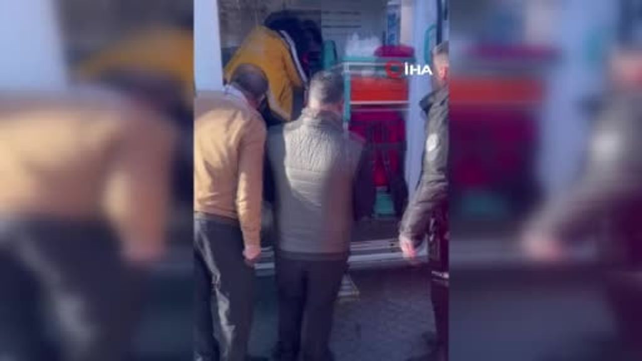 Cahit Berkay Restorana Aracıyla Girdi