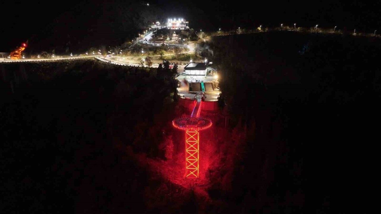 Cam Seyir Terası'nda 112 Acil Sağlık Haftası'na Özel Işıklandırma