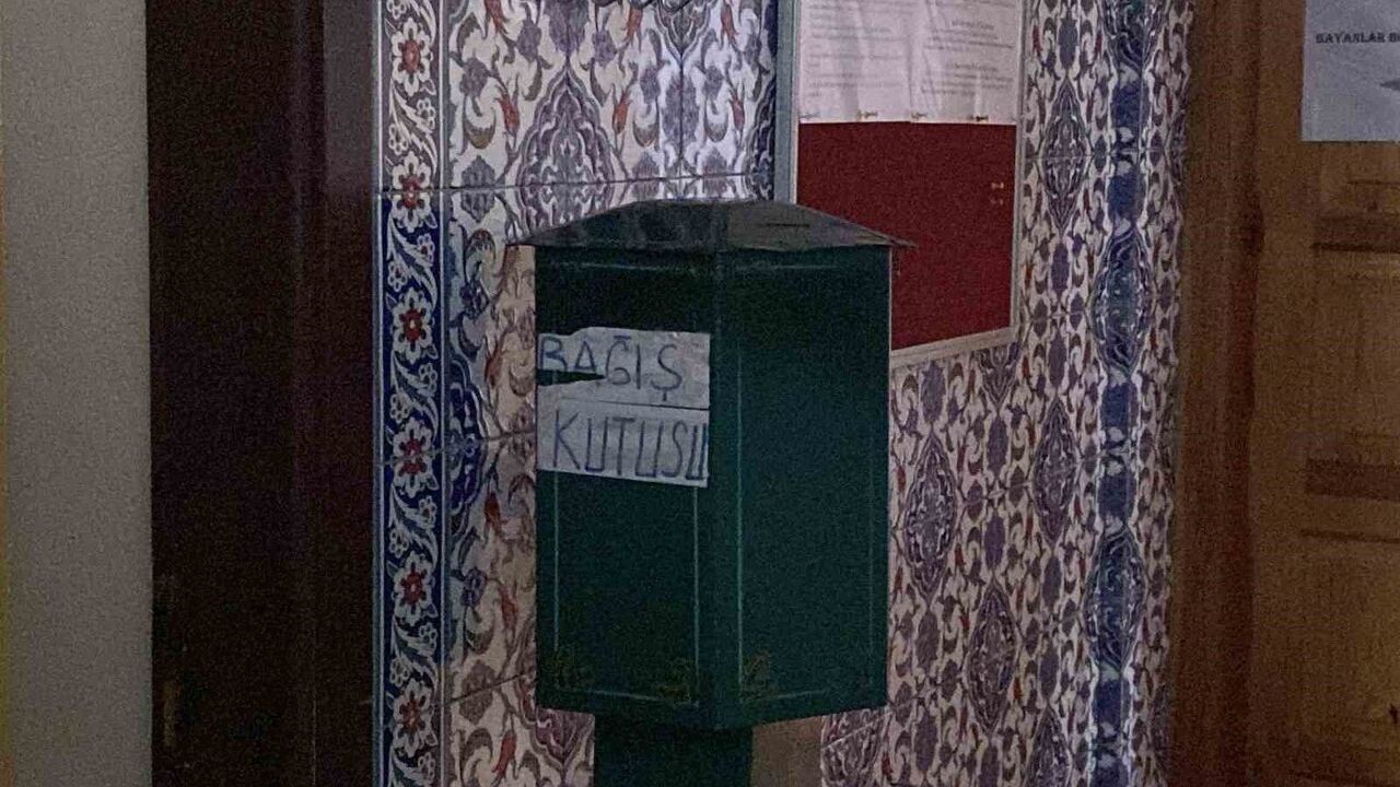 Cami Bağış Kutusunu Açmaya Çalışan Hırsızlar Kamerada