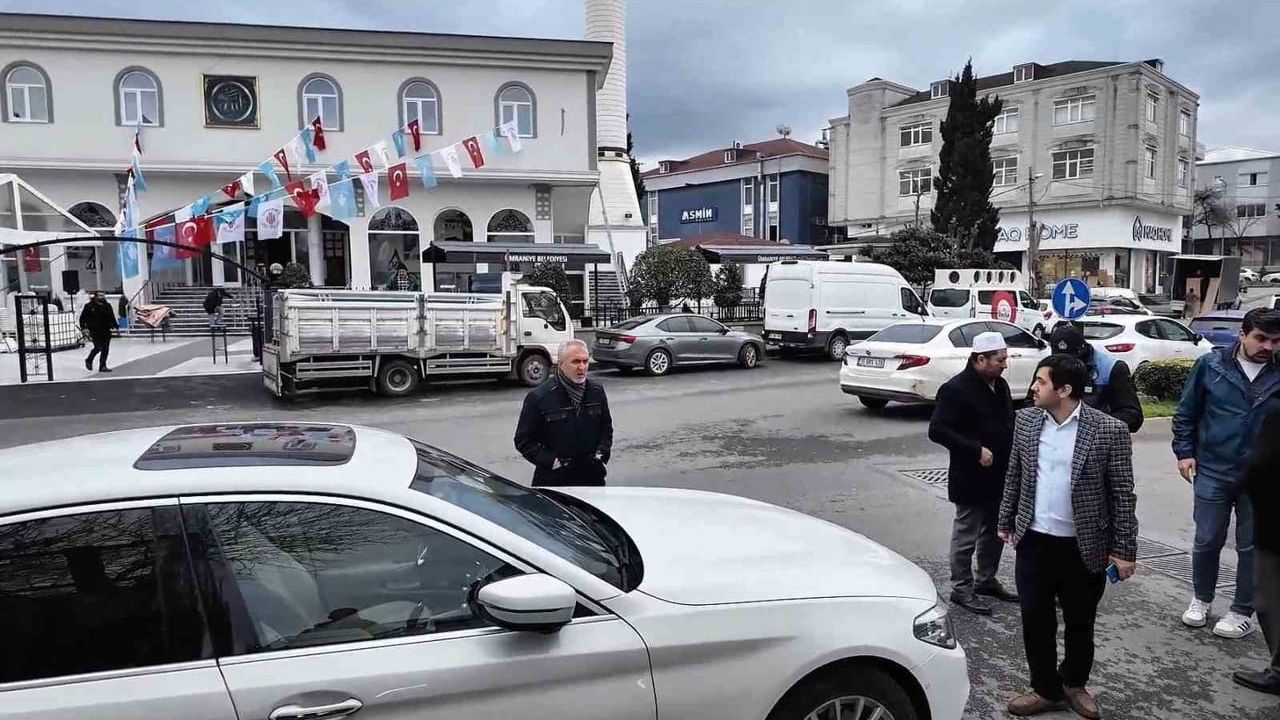 Cami Çıkışında Lüks Araç Krizi: Vatandaş Tepkili
