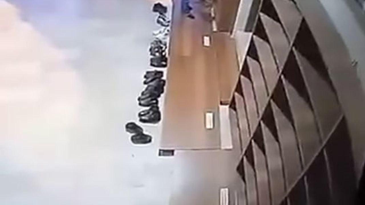 Camide Ayakkabı Hırsızlığı Kameralara Yansıdı