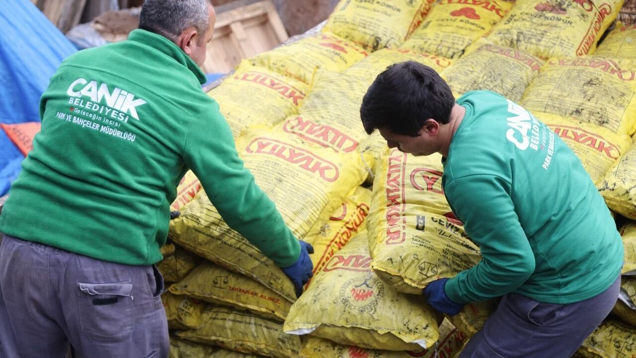 Canik Belediyesi İhtiyaç Sahiplerine Yakacak Desteği Sağlıyor