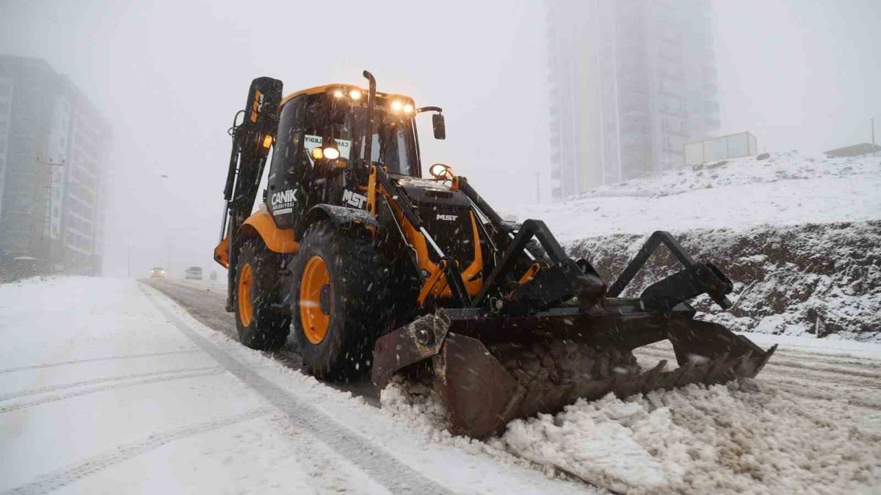 Canik Belediyesi Karla Mücadele Çalışmalarını Sürdürüyor
