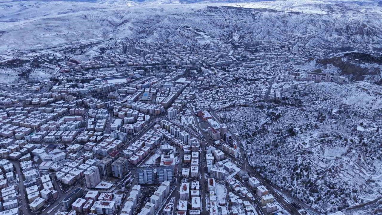 Çankırı'da Kar Yağışı Şehri Beyaz Örtüyle Kapladı