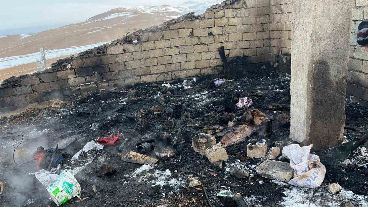 Çatak'ta Çatı Yangını: İki Kişi Dumandan Etkilendi