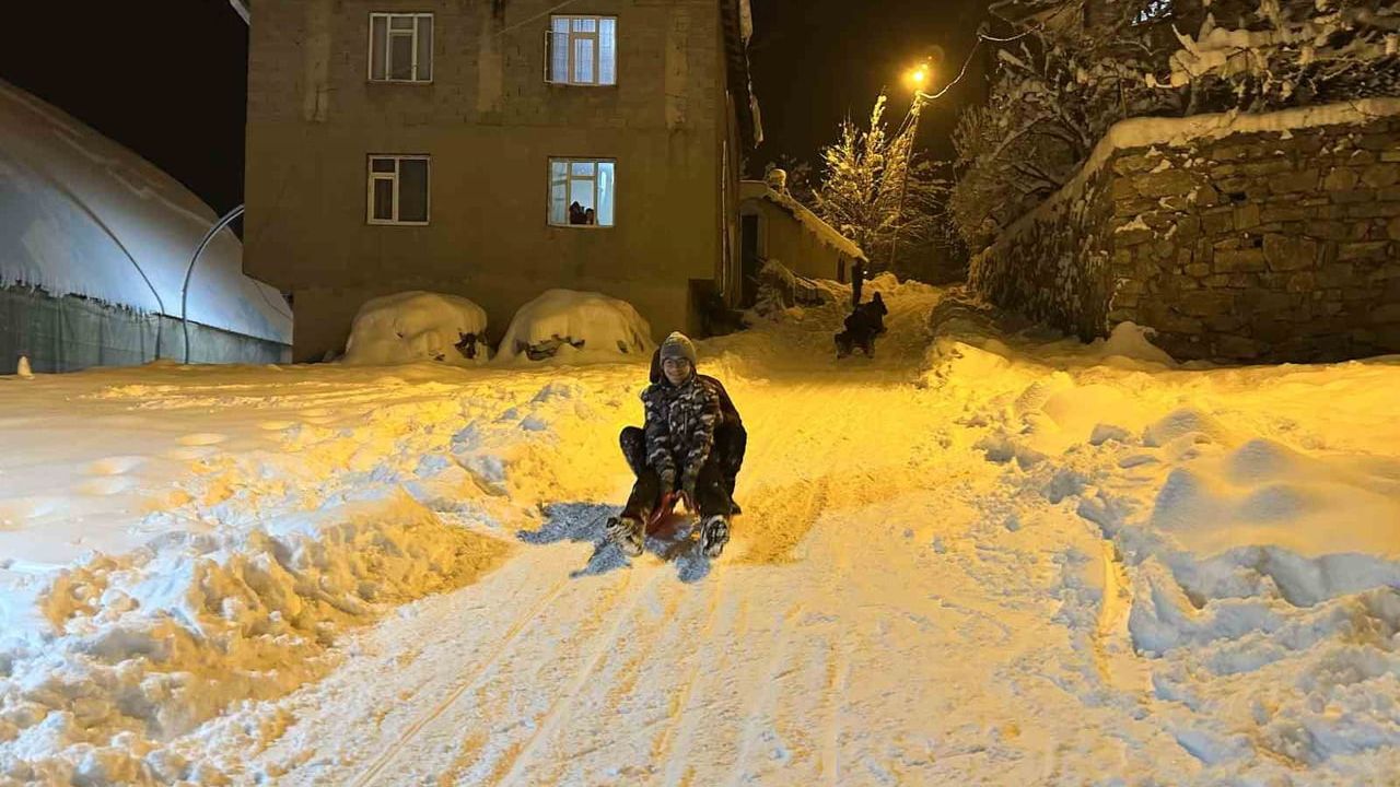 Çatak'ta Kar Eğlencesi Öğrencileri Buluşturdu