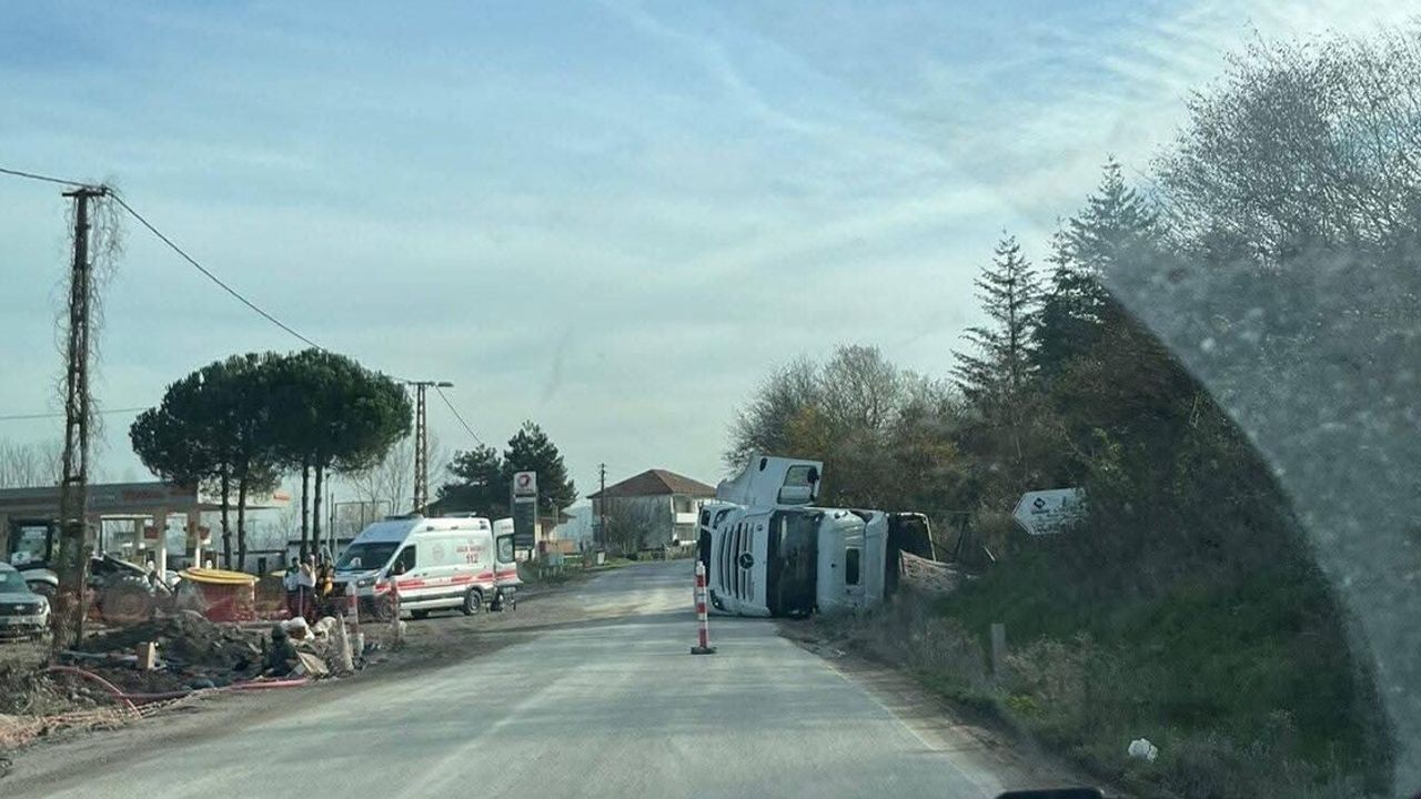 Çaycuma'da Tır Devrildi: Sürücü Yaralı