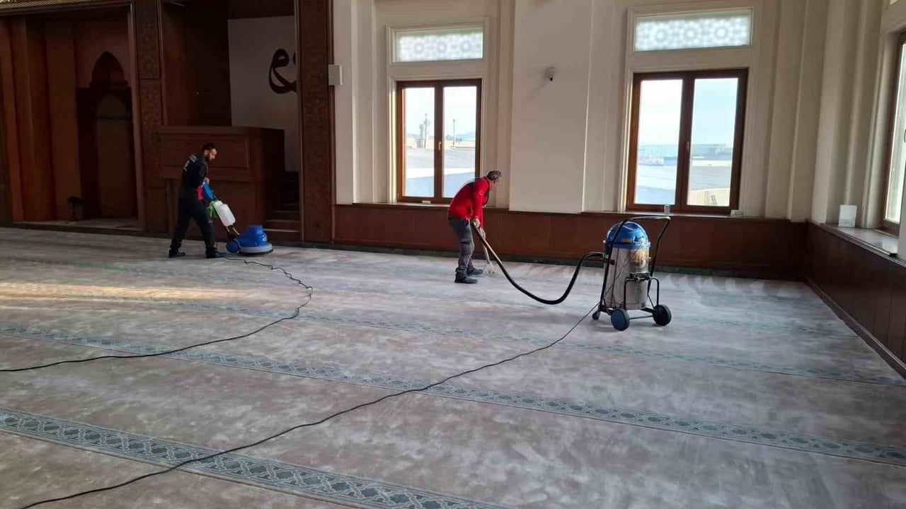 Çayırova'da Cami Dezenfekte Edildi: Cuma Vaazında Köpek Girişi