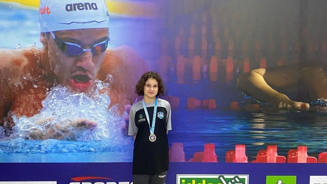 Çayırova'nın Yüzücüsü Yağmur Yeyin, Trabzon'da 4 Madalya Kazandı