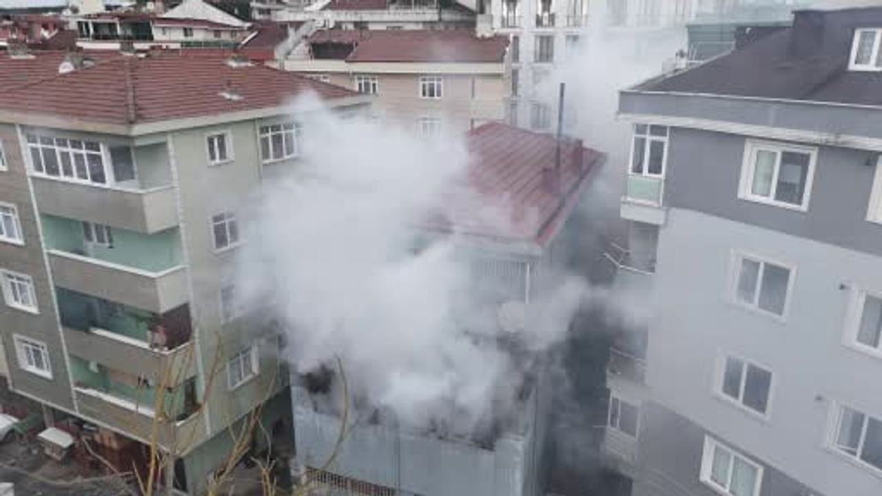 Çekmeköy'de Yangın Korkuttu: 3 Katlı Bina Kullanılamaz Hale Geldi
