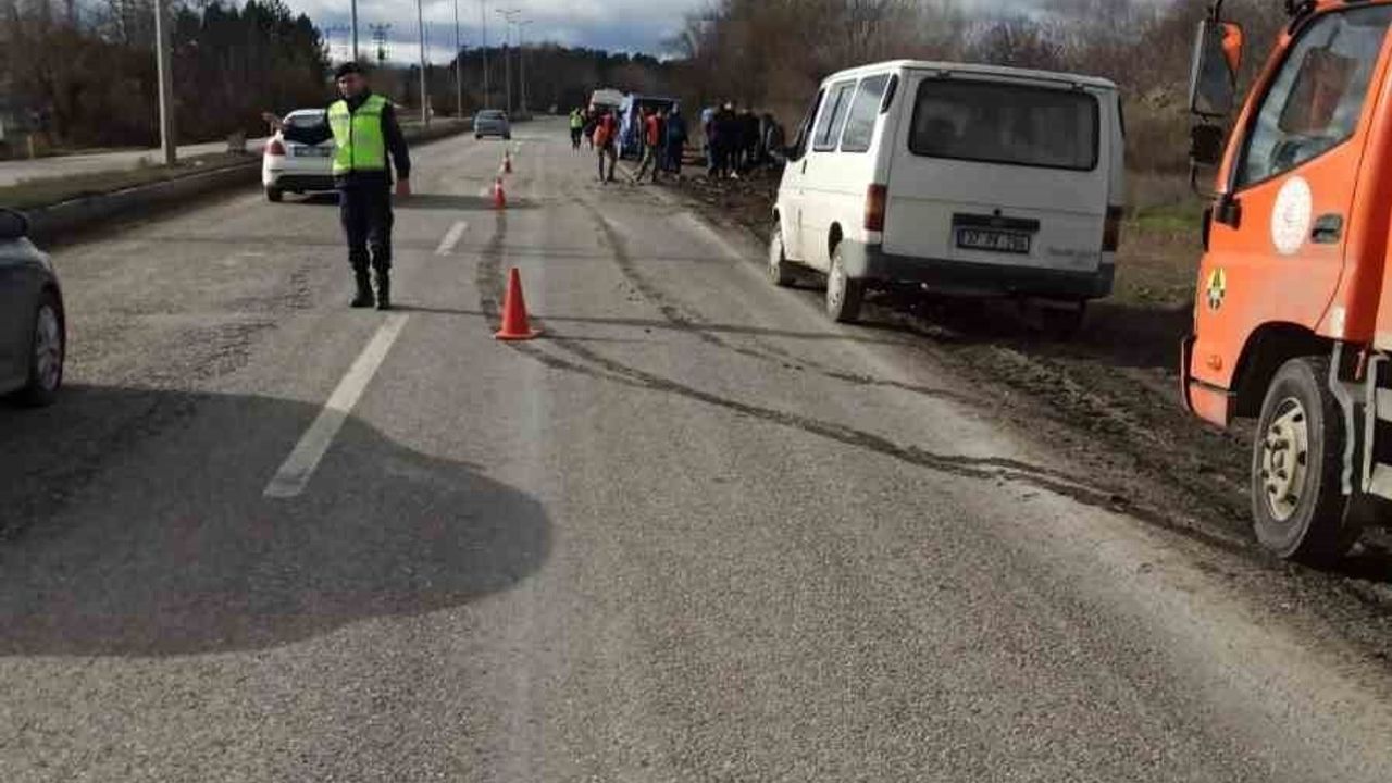 Cenaze Aracı ve Traktör Çarpıştı: 4 Yaralı