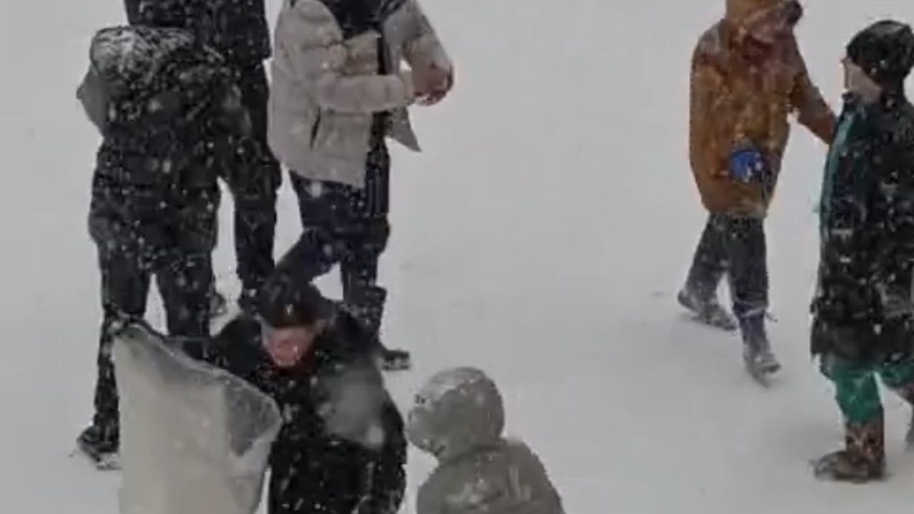 Çermik’te Kar Yağışı Çocukları Sevindirdi