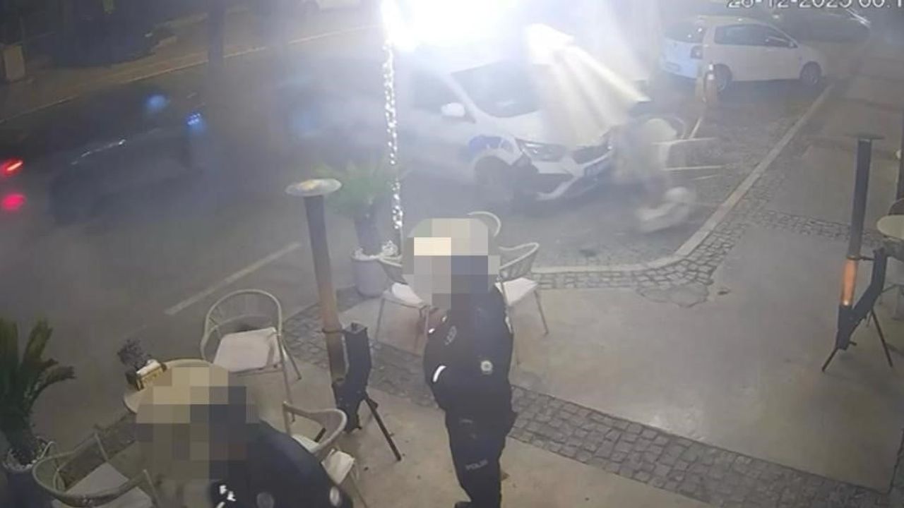 Çeşme'de Otomobil, Polis Aracına Çarptı