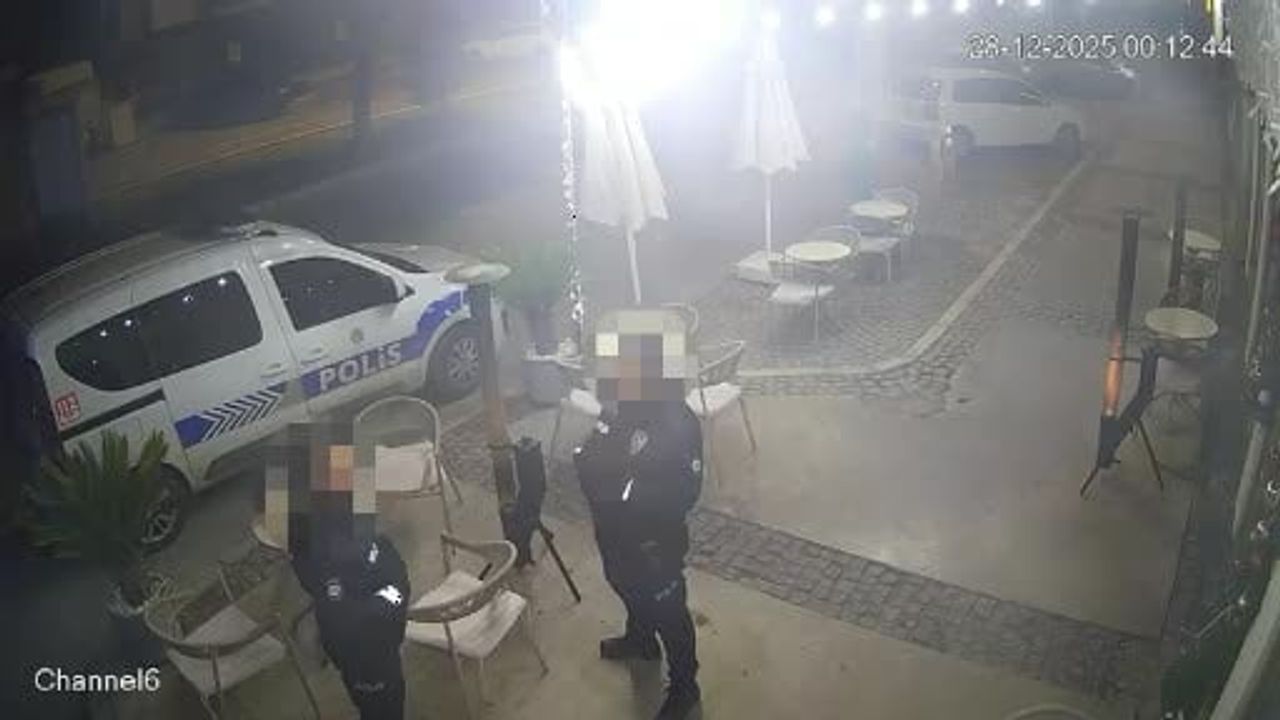 Çeşme'de Polis Araçına Çarpan Otomobilin Kazası Güvenlik Kamerasında