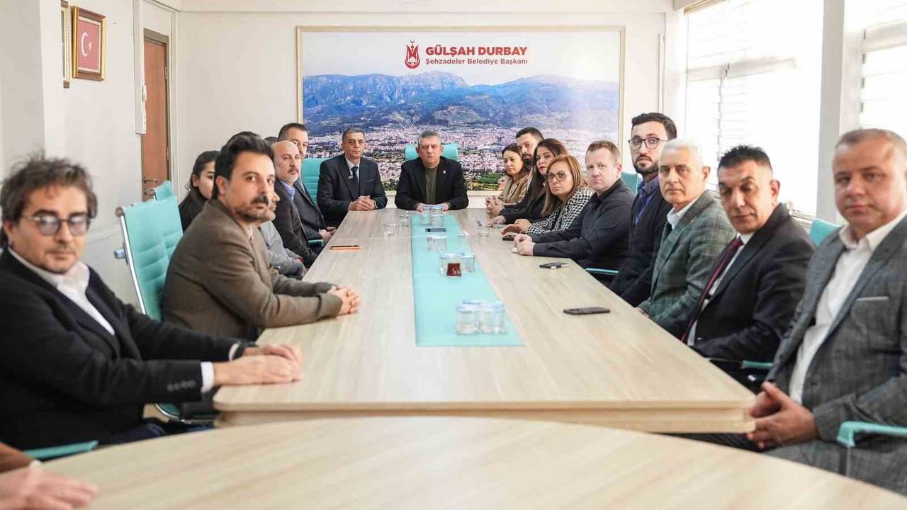 CHP Genel Başkanı Özgür Özel, Şehzadeler Belediyesini Ziyaret Etti