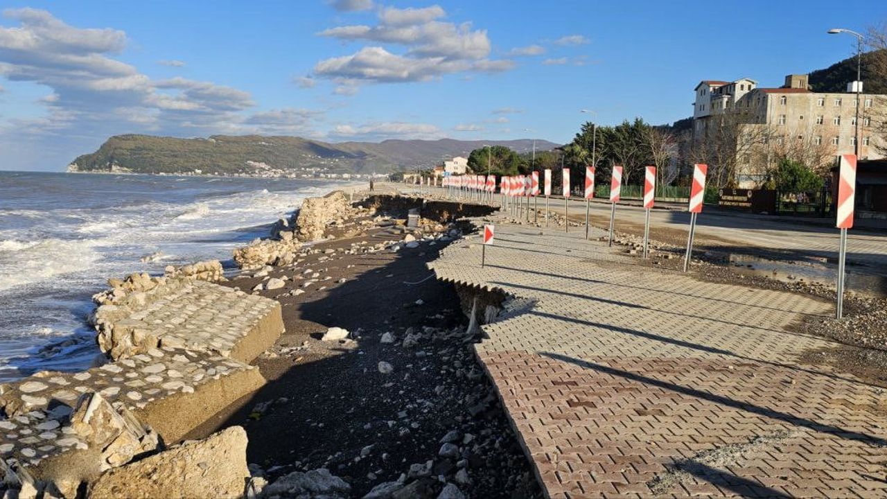 Cide'de Dev Dalgalar Yola Zarar Verdi