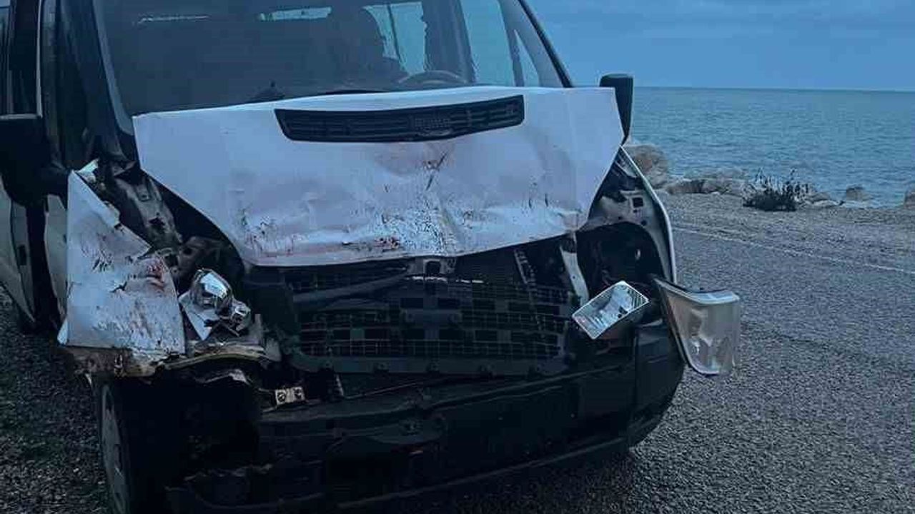 Cide'de Servis Aracının Kamyona Çarpması: 3 Öğrenci Yaralandı