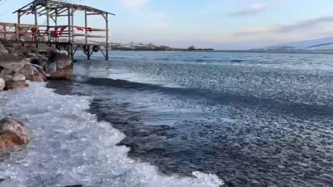Çıldır Gölü'nde Buz Kütleleri Sahile Vurdu