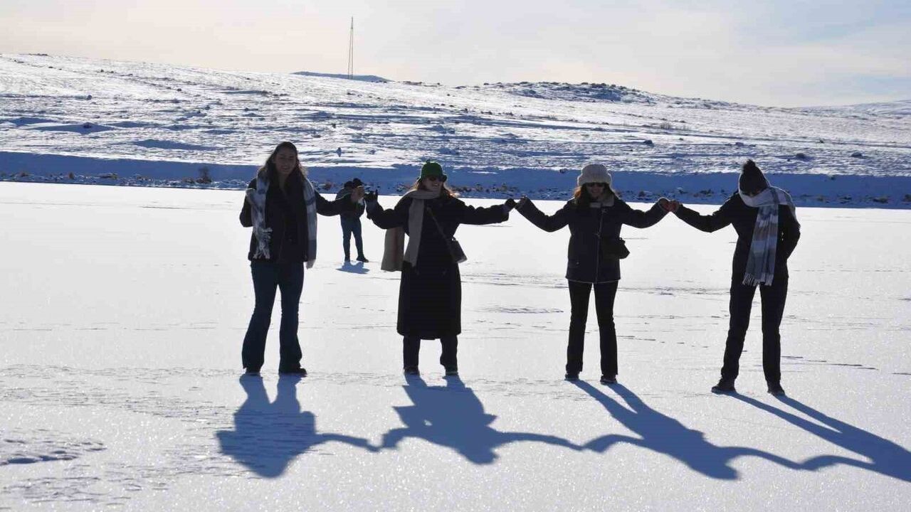 Çıldır Gölü'nde Kış Keyfi: Atlı Kızaklarla Sezon Açılışı