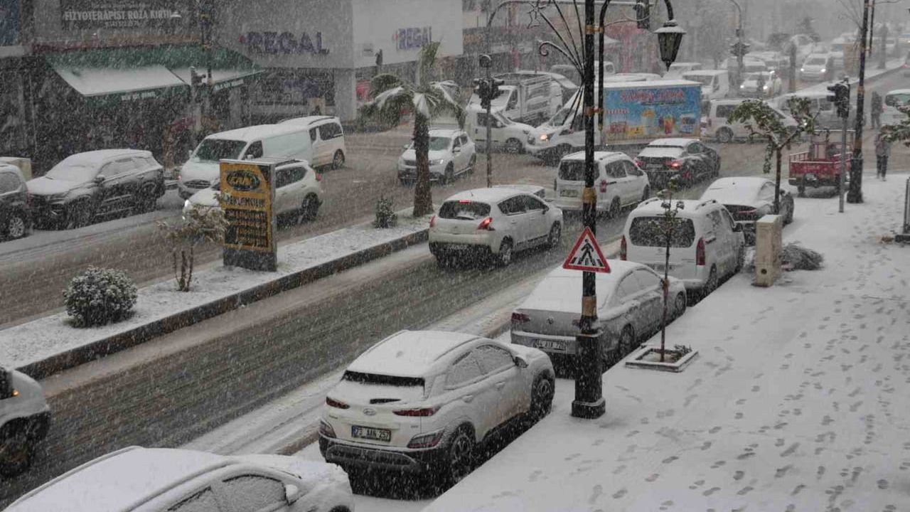 Cizre'de Kar Yağışı Ulaşımda Aksamaya Neden Oldu