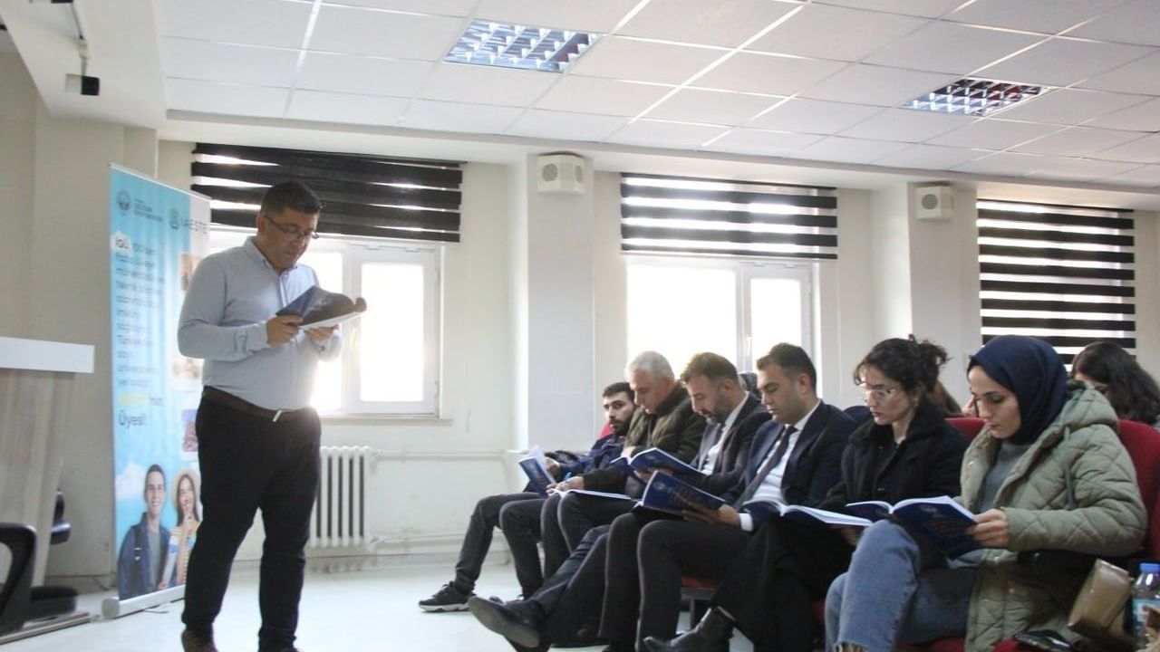 Cizre'de Öğretmenlere Hızlı Okuma Eğitimi