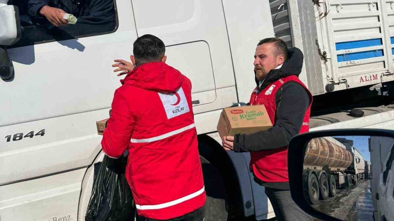 Cizre Kızılay'ın Tır Şoförlerine Sıcak Yardımı