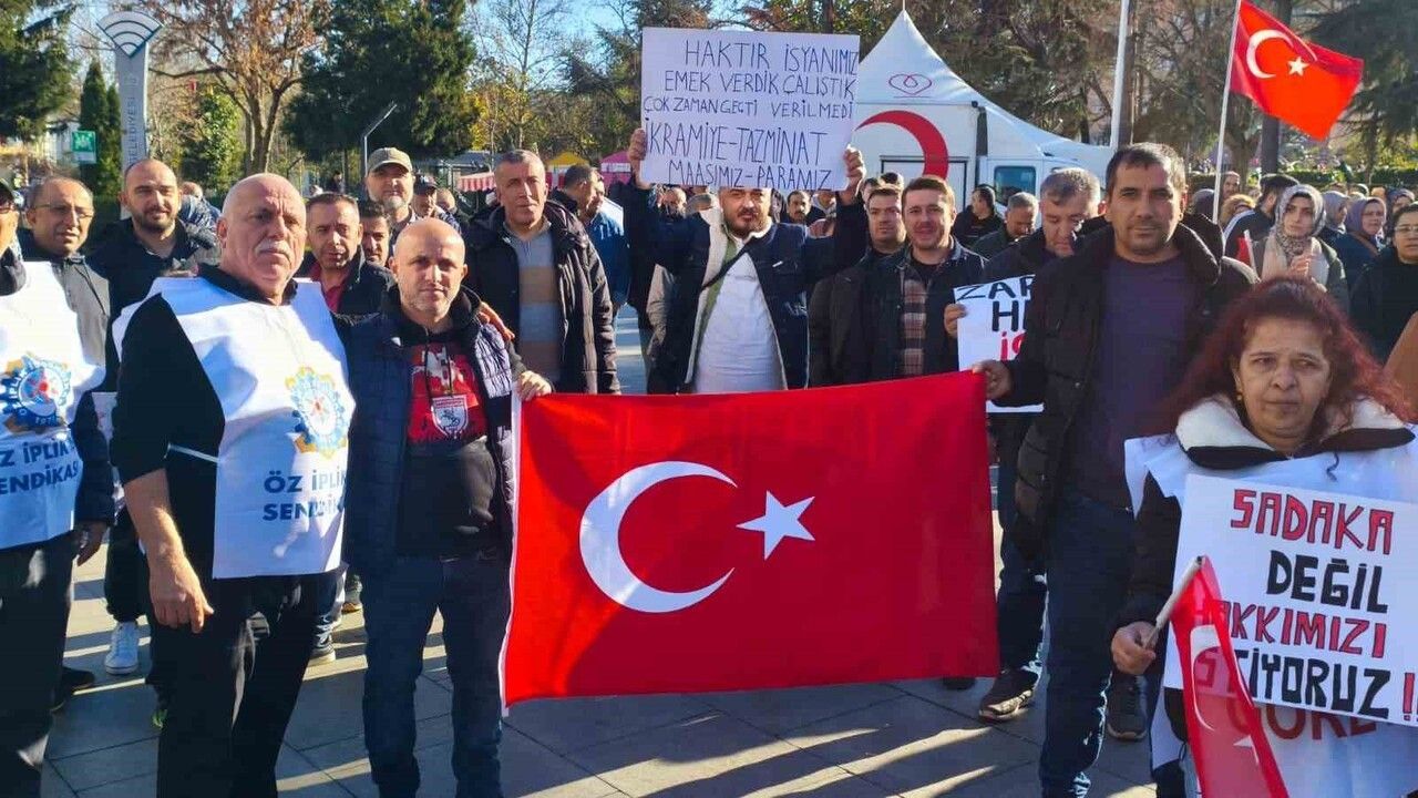 Çorlu'da İşçiler Haklarını Arıyor