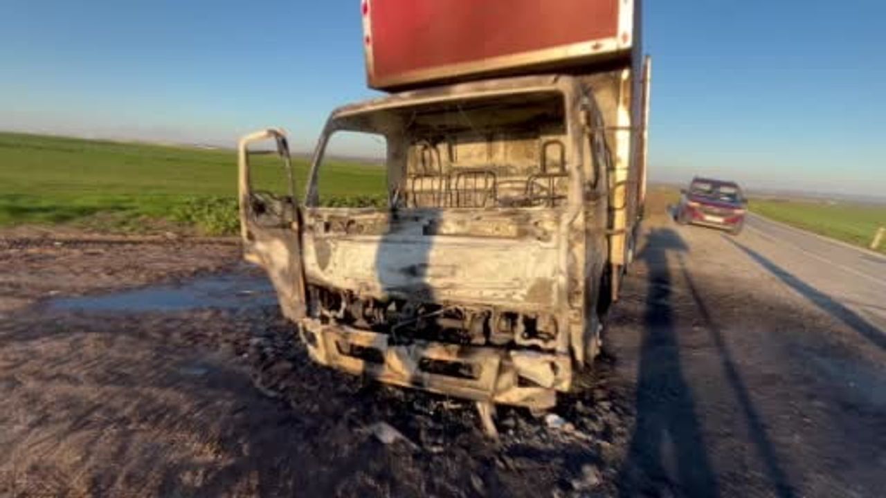 Çorlu'da Seyir Halindeyken Yanan Kamyonet Demir Yığınına Dönüştü