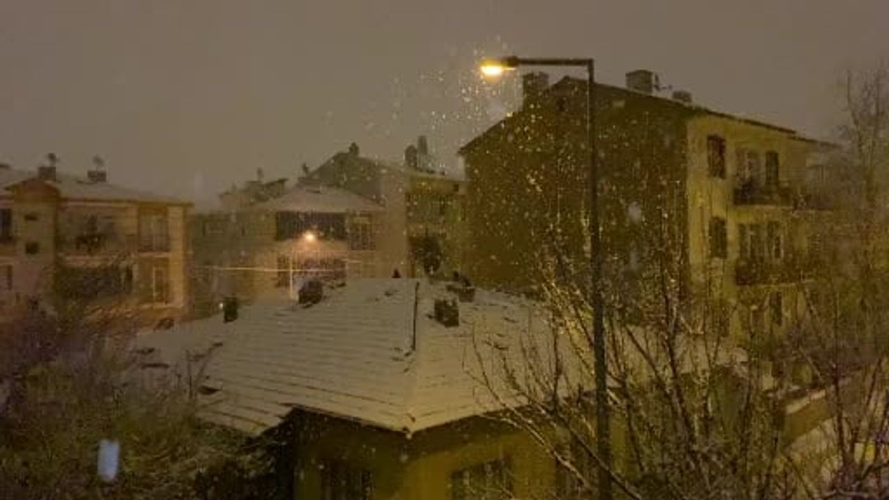 Çorum Beyaza Büründü: Kar Yağışı Şehir Merkezine Ulaştı