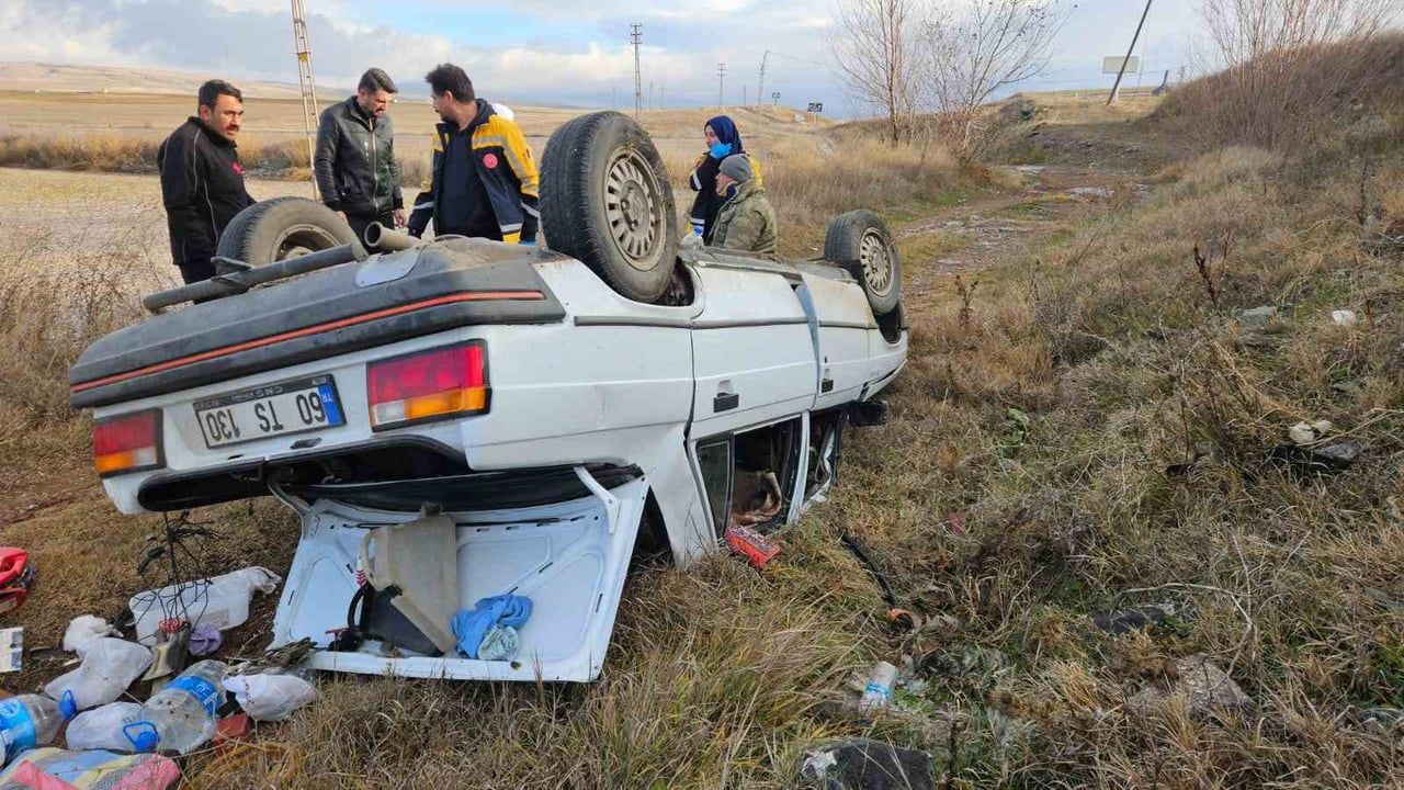 Çorum'da Otomobil Tarlaya Uçtu, İki Kişi Yaralandı