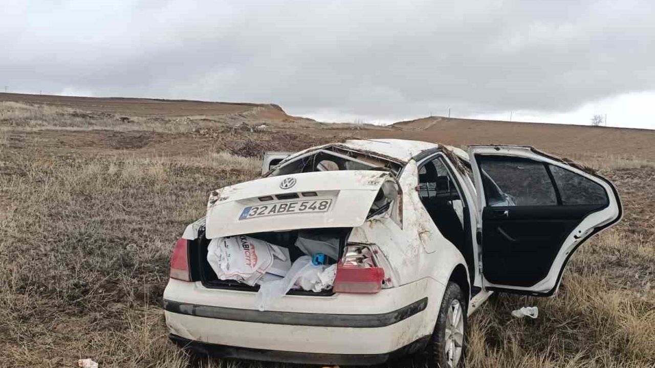 Çorum'da Şarampole Yuvarlanan Otomobilin Yol Açtığı Kaza: 2 Yaralı
