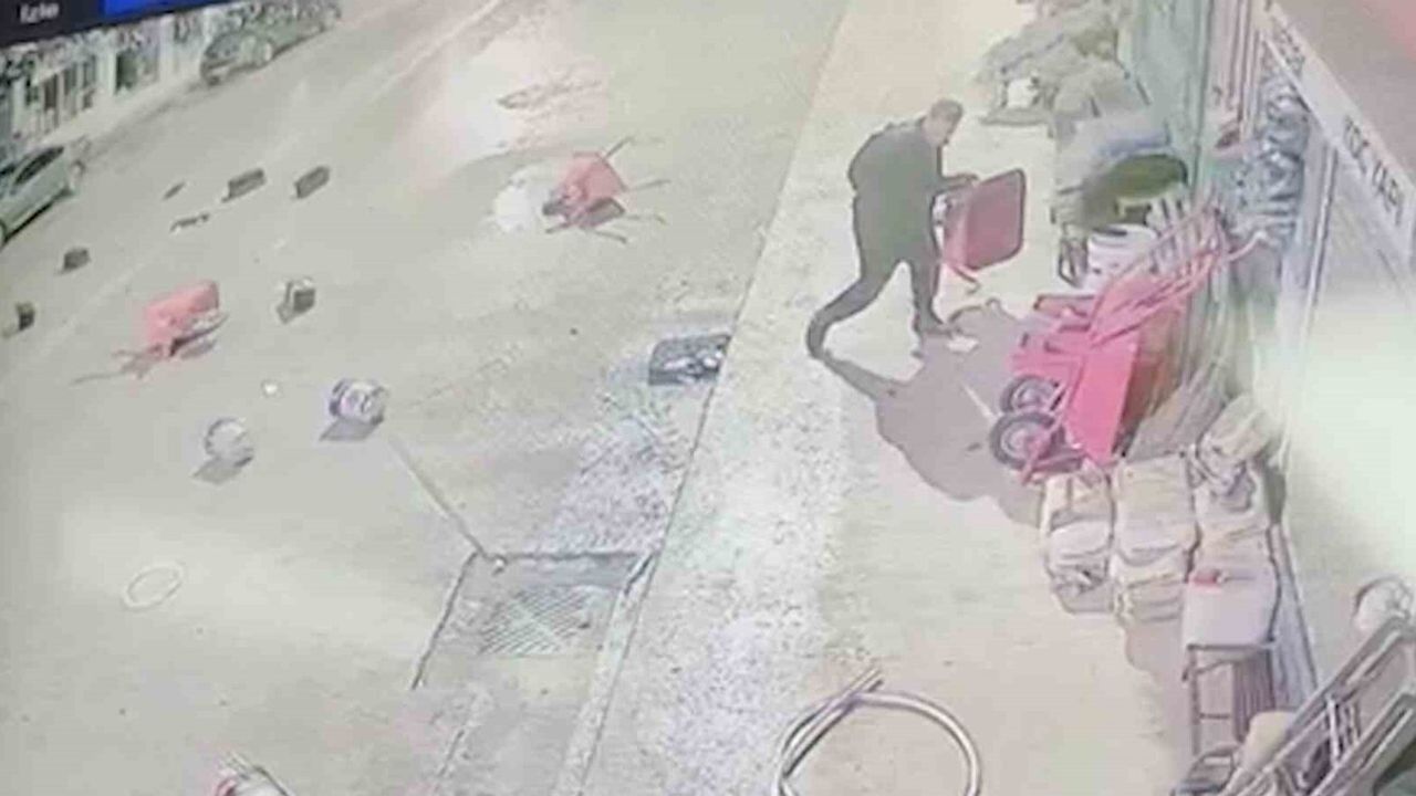 Çorum'da Sıra Dışı Olay: Caddeye Eşya Fırlatan Şahıs Şoketti