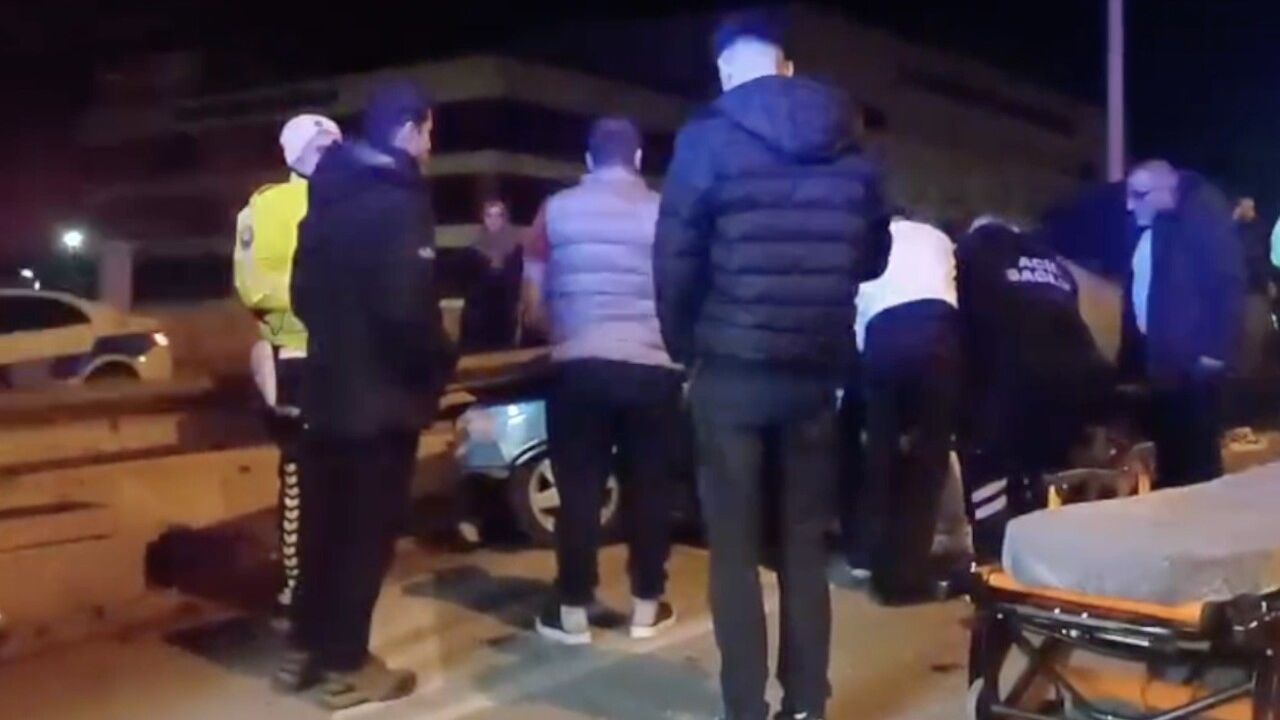 Çorum'da Trafik Kazası: Otomobil Bariyerlere Çarptı