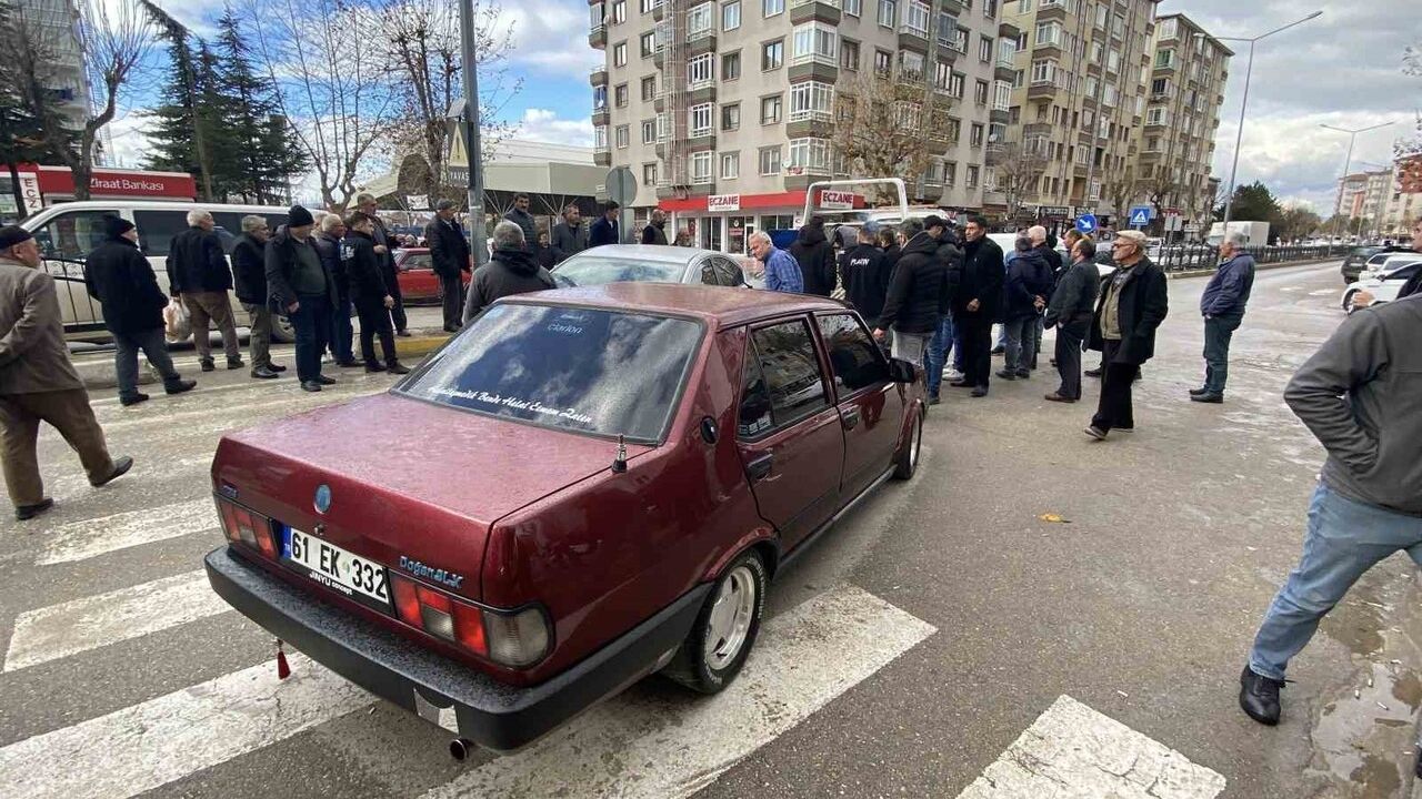 Çorum'da Üç Araç Çarpıştı, Sürücüler Sağ Salim Kurtuldu