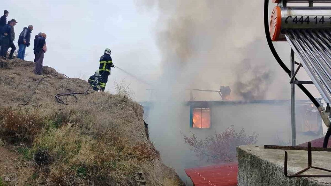 Çorum'da Yangın: İki Katlı Ev Kullanılmaz Hale Geldi