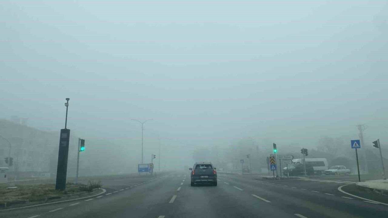 Çorum'da Yoğun Sis Ulaşımda Problemlere Yol Açtı