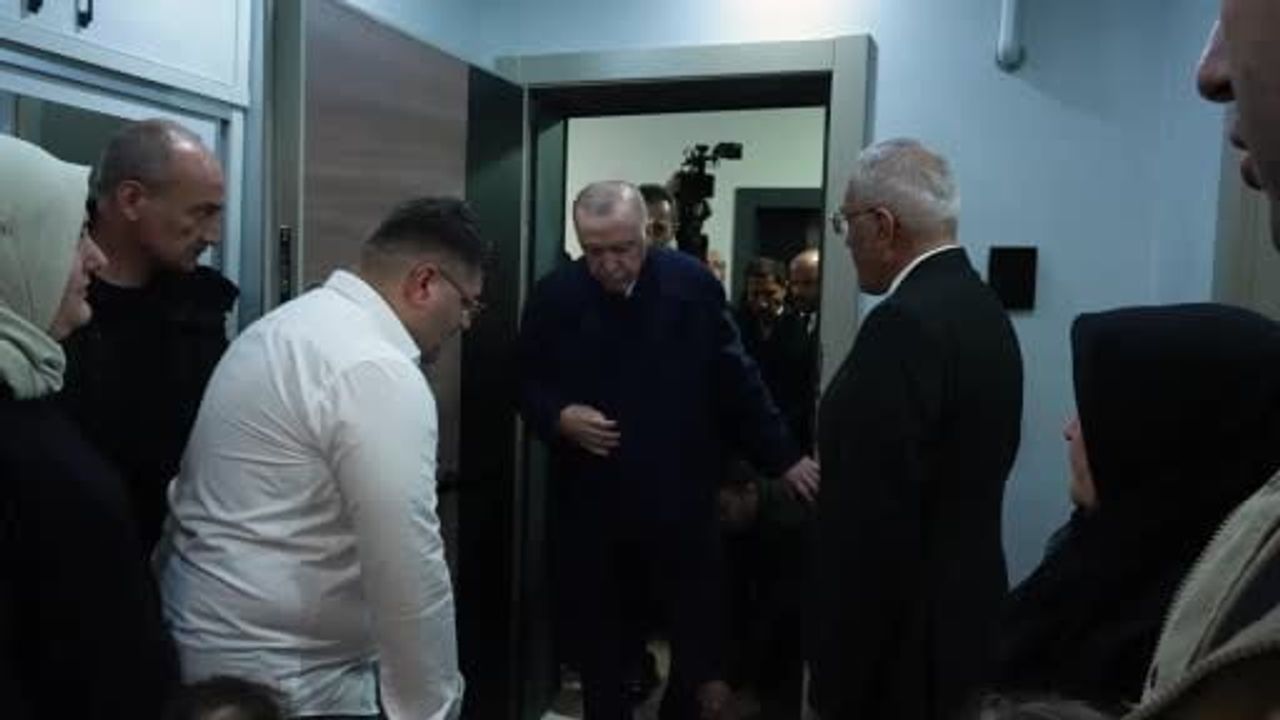Cumhurbaşkanı Erdoğan Depremzedeleri Ziyaret Etti