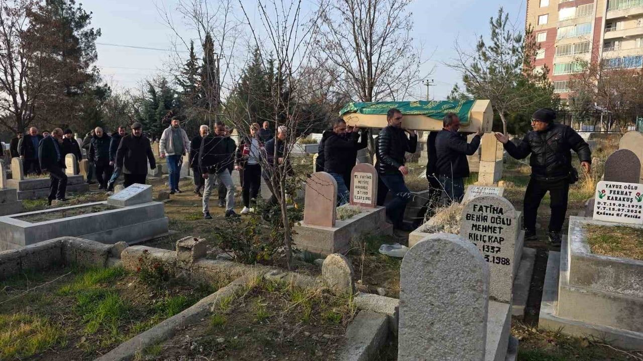 Cumhurbaşkanı Erdoğan'ın Öğretmeni Ergün Sönmez Son Yolculuğuna Uğurlandı