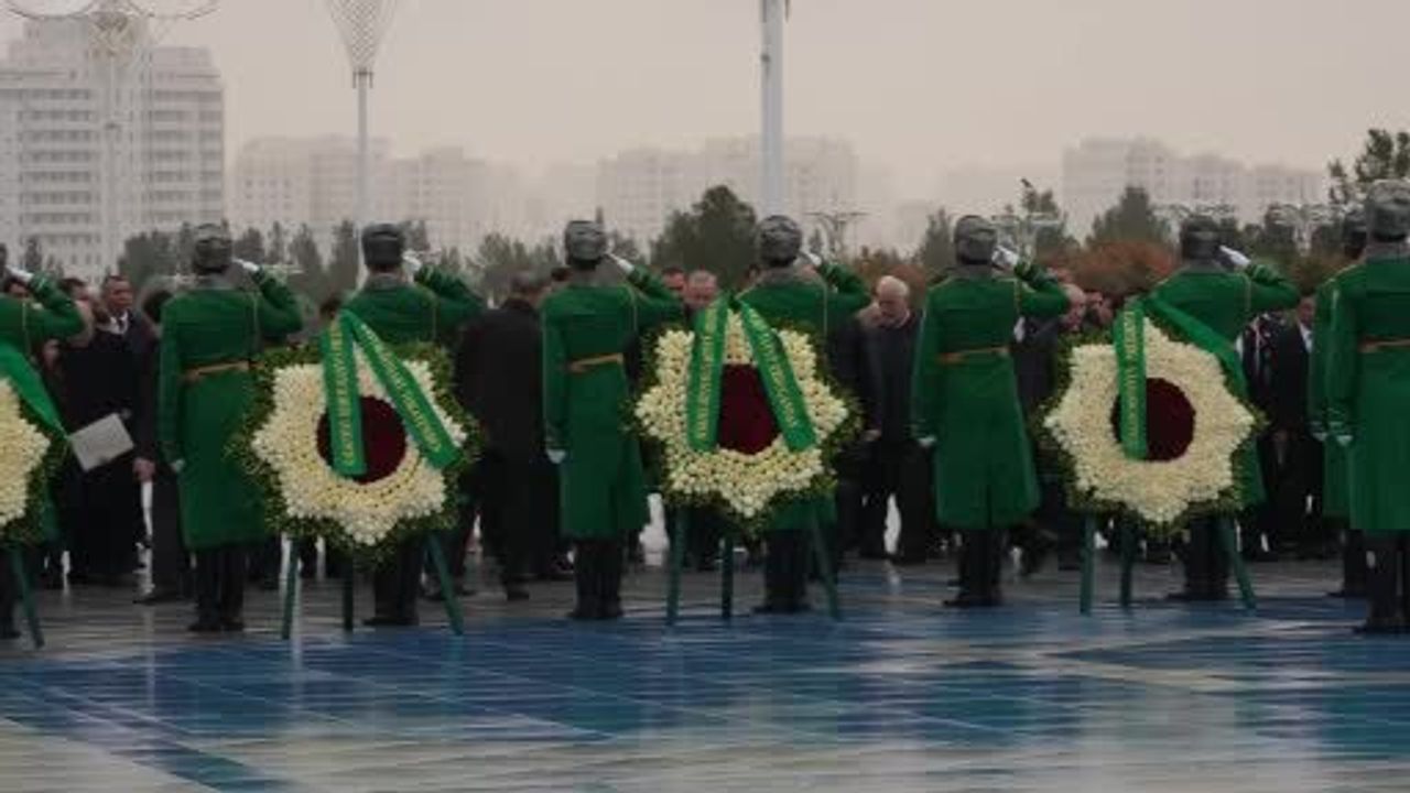 Cumhurbaşkanı Erdoğan, Türkmenistan'da Tarafsızlık Anıtı'na Çelenk Koydu