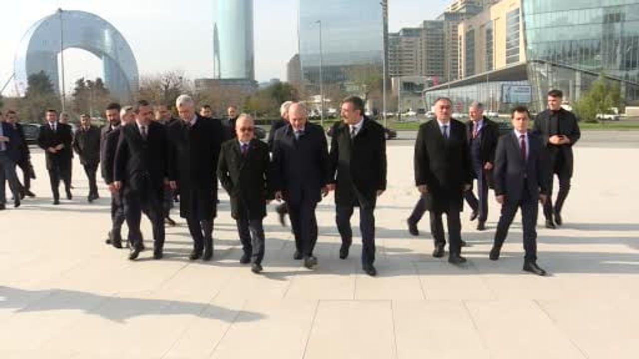 Cumhurbaşkanı Yardımcısı Yılmaz, Bakü'de Şehitlikleri Ziyaret Etti